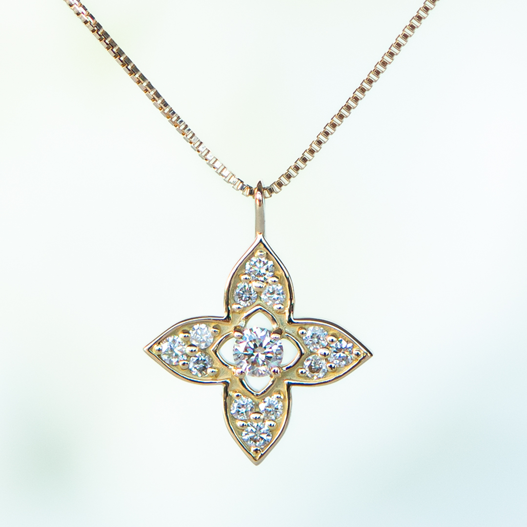 ネックレス K18イエローゴールド ダイヤモンド0.15ct(4月誕生石)(天然石)(クローバー/四つ葉)(お花/フラワー)[0621340203]  アクセサリーPePe オンラインストア